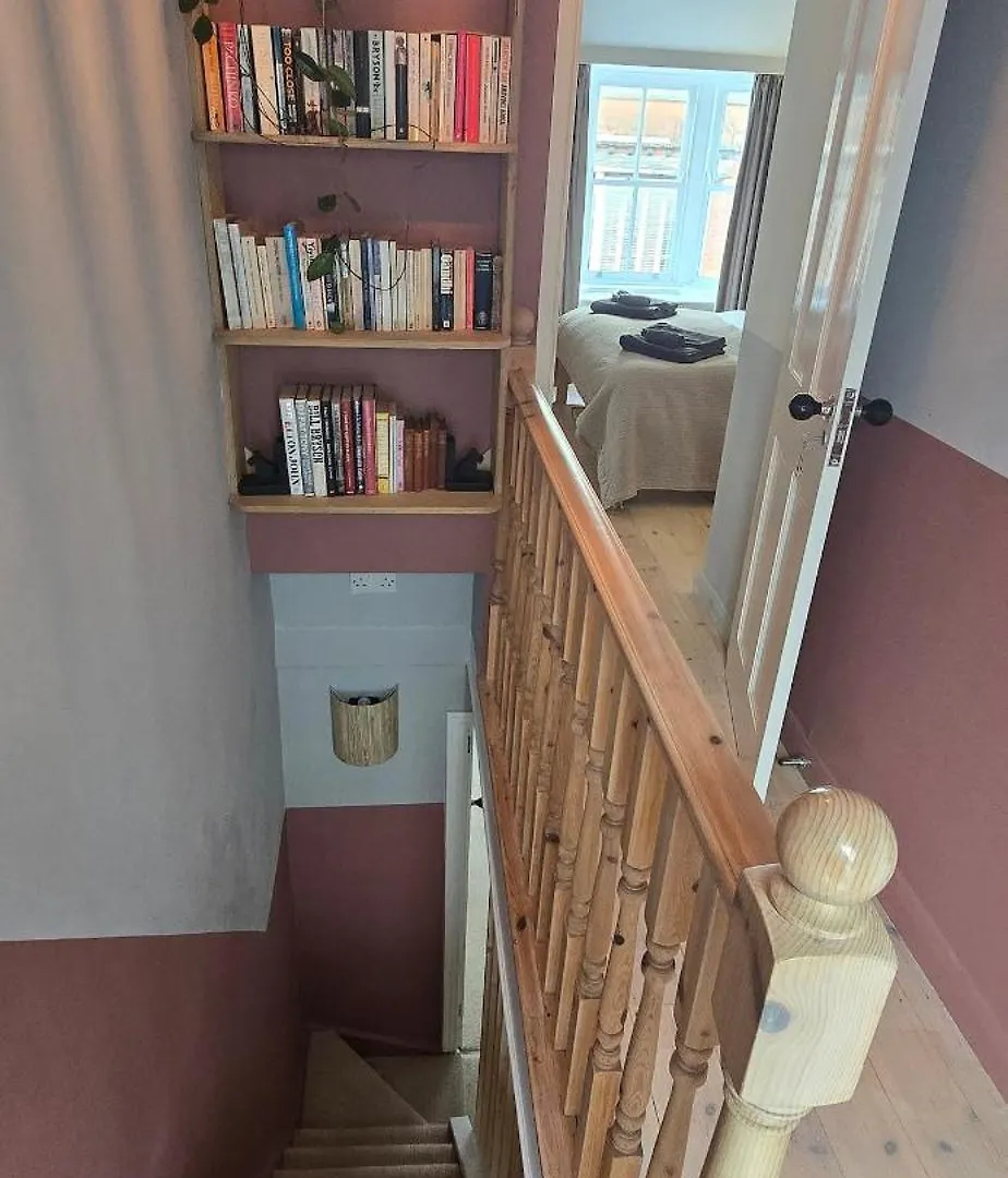 Regency Beach House - 2 Bed, 2 Bath By The Beach! Brighton