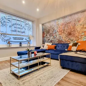  Holiday home Spacious 4-bed Townhouse Retreat